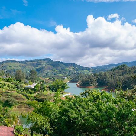 Descanso Bajo La Piedra Del Penol Guatapé Esterno foto