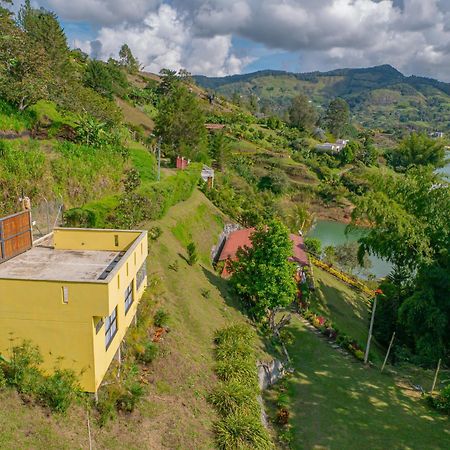 Descanso Bajo La Piedra Del Penol Guatapé Esterno foto
