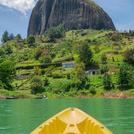 Descanso Bajo La Piedra Del Penol Guatapé Esterno foto
