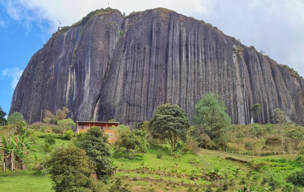 Descanso Bajo La Piedra Del Penol Guatapé Esterno foto