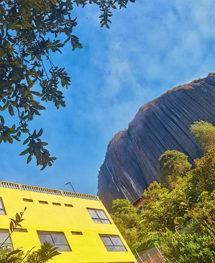Descanso Bajo La Piedra Del Penol Guatapé Esterno foto