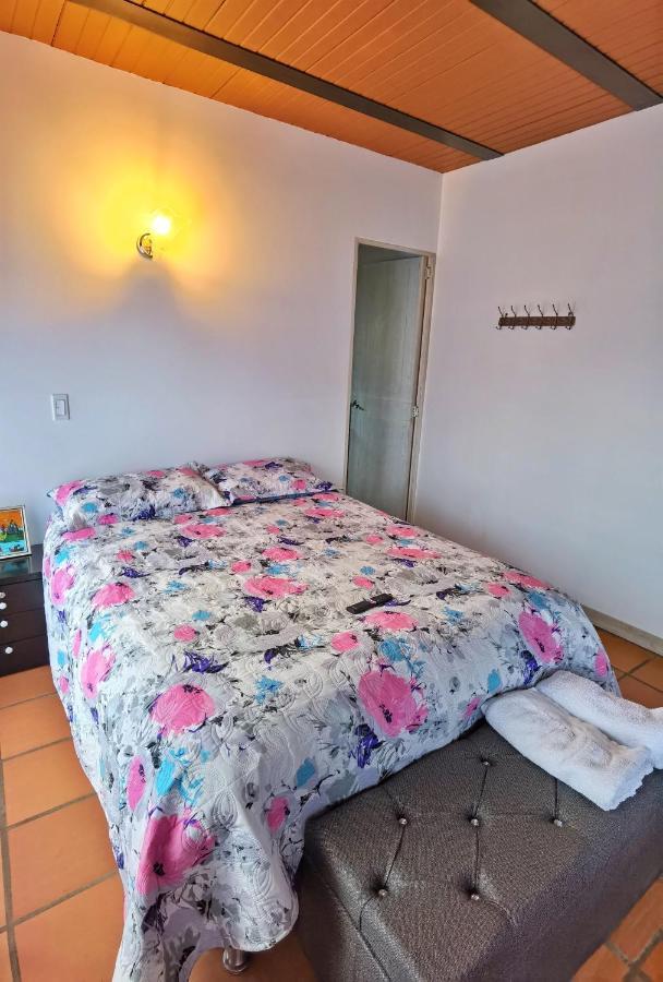 Descanso Bajo La Piedra Del Penol Guatapé Esterno foto