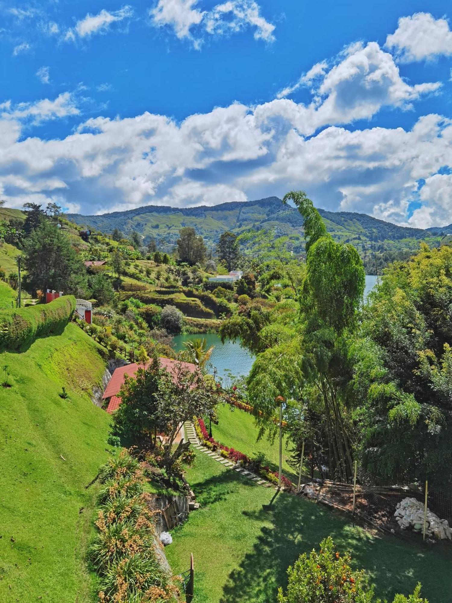 Descanso Bajo La Piedra Del Penol Guatapé Esterno foto