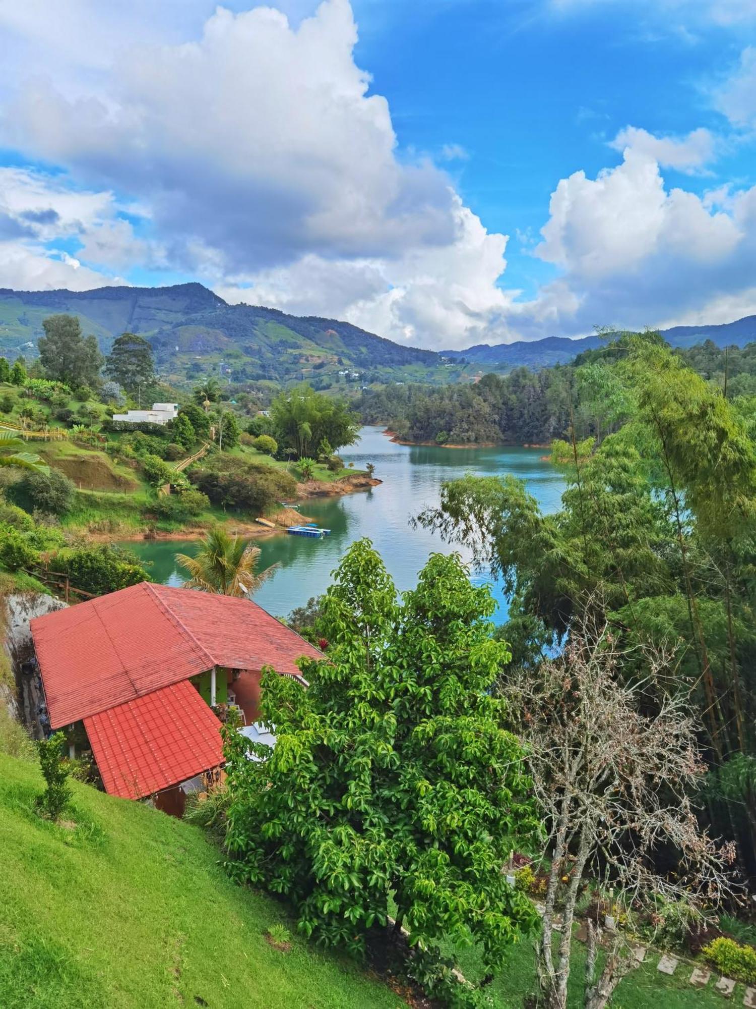 Descanso Bajo La Piedra Del Penol Guatapé Esterno foto