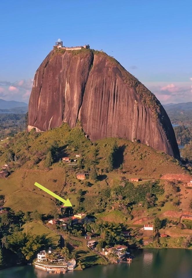 Descanso Bajo La Piedra Del Penol Guatapé Esterno foto