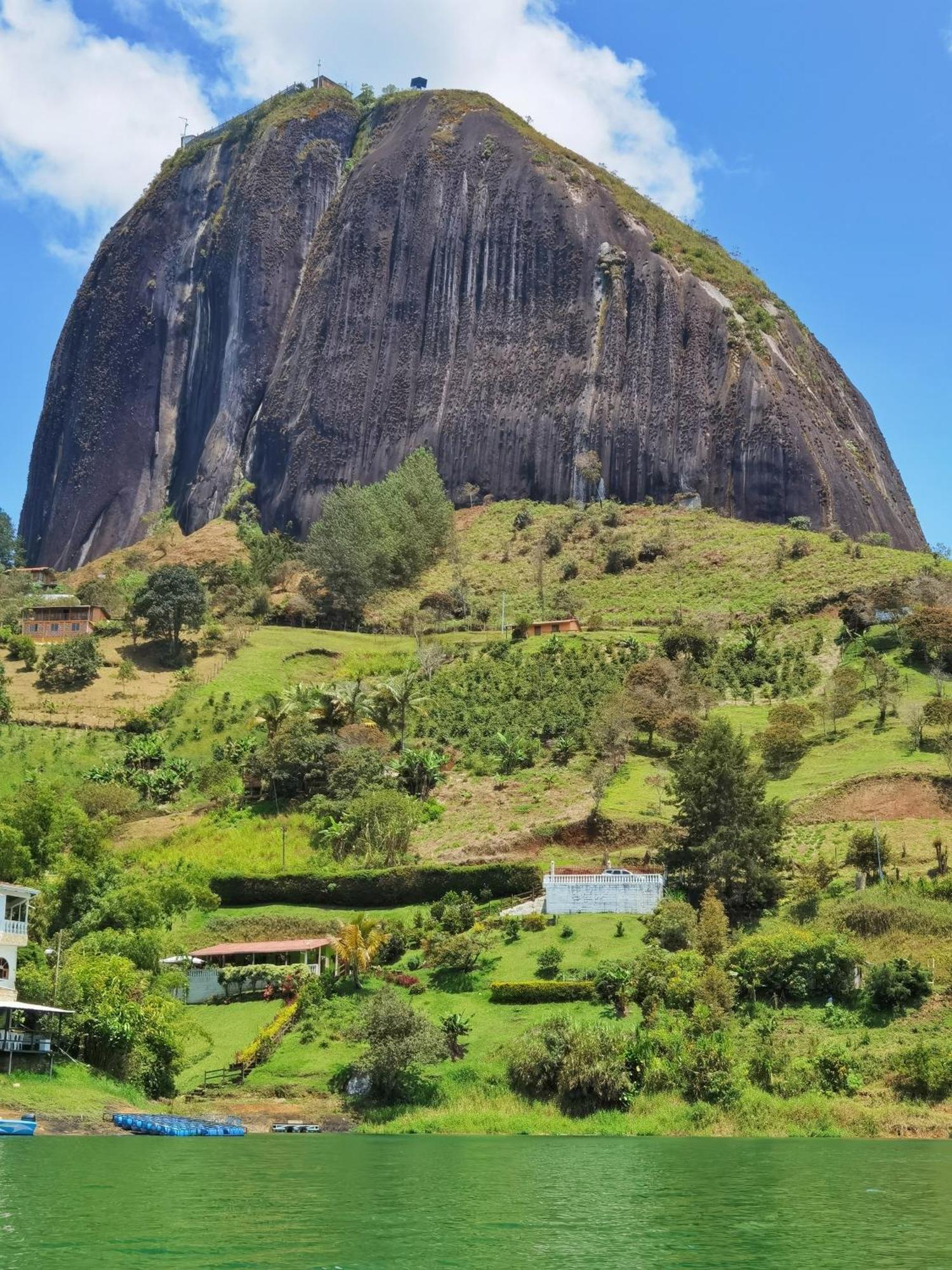 Descanso Bajo La Piedra Del Penol Guatapé Esterno foto