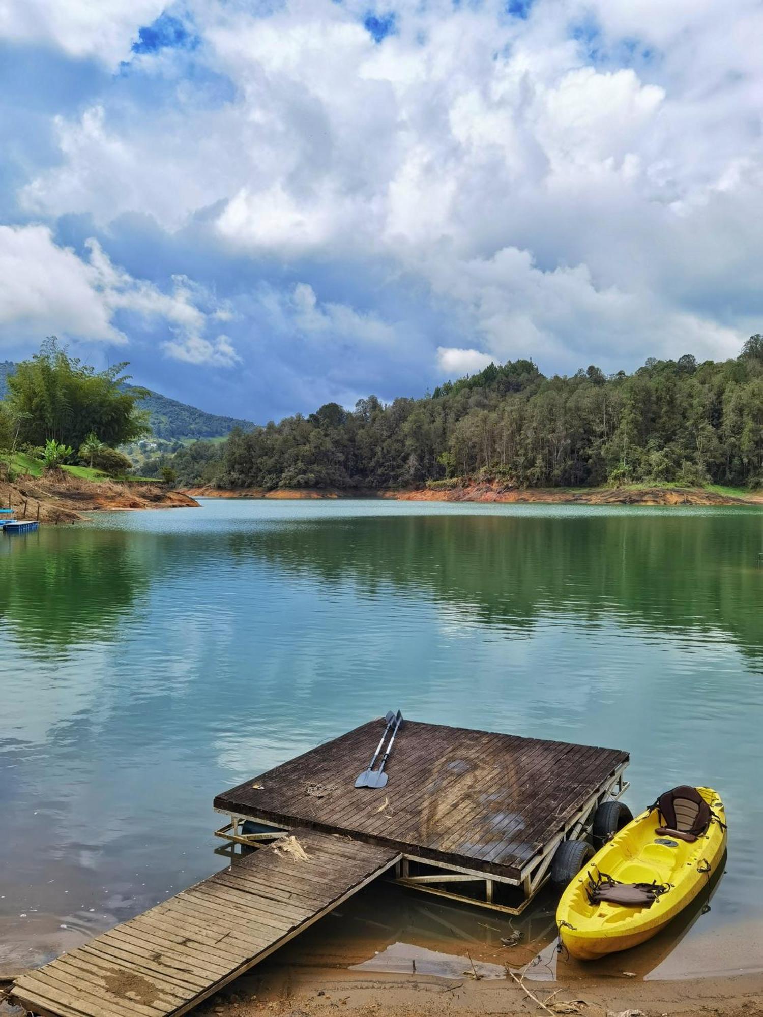 Descanso Bajo La Piedra Del Penol Guatapé Esterno foto