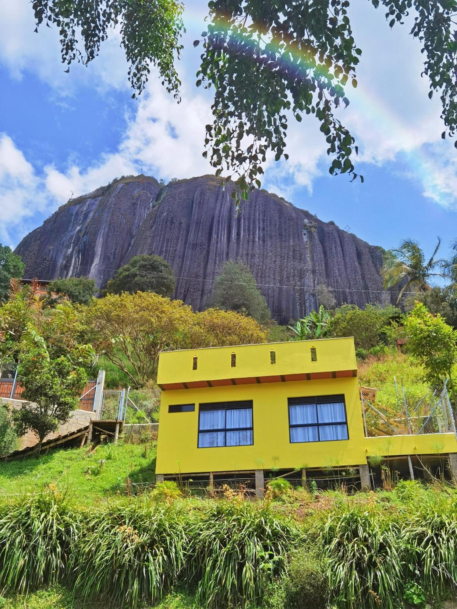 Descanso Bajo La Piedra Del Penol Guatapé Esterno foto