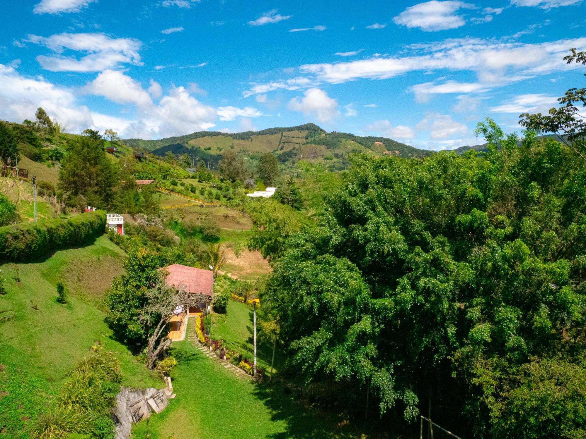 Descanso Bajo La Piedra Del Penol Guatapé Esterno foto