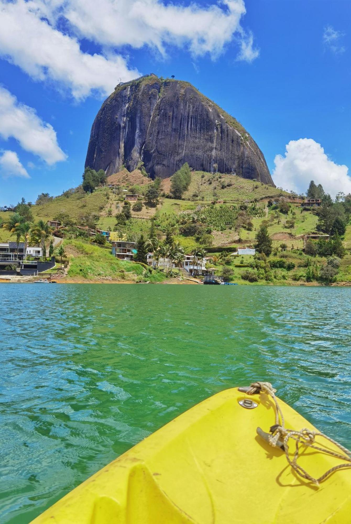 Descanso Bajo La Piedra Del Penol Guatapé Esterno foto