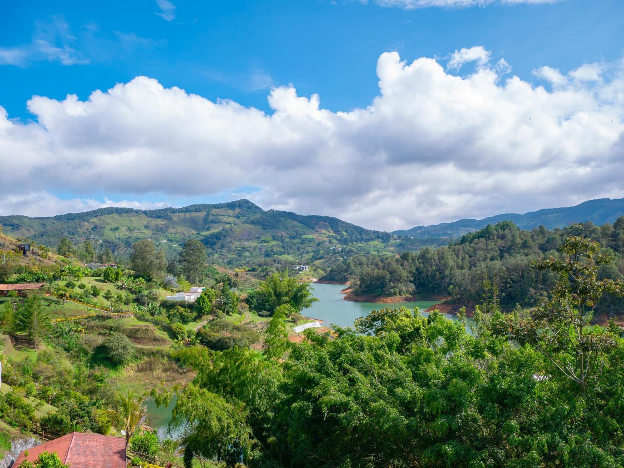 Descanso Bajo La Piedra Del Penol Guatapé Esterno foto