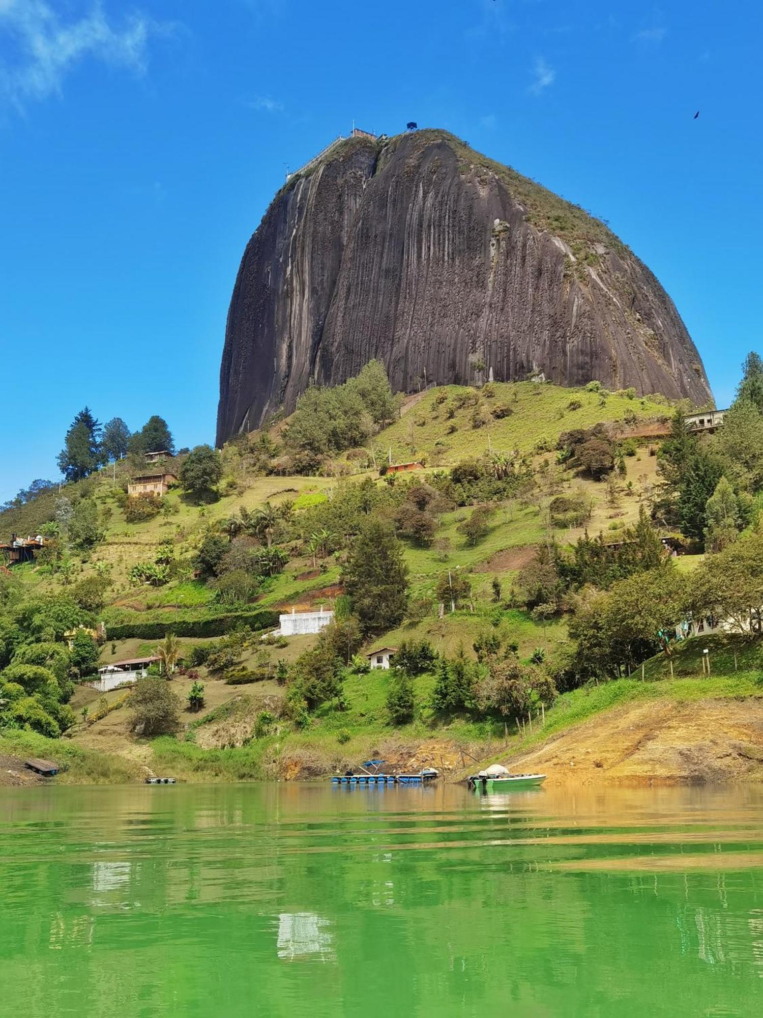 Descanso Bajo La Piedra Del Penol Guatapé Esterno foto