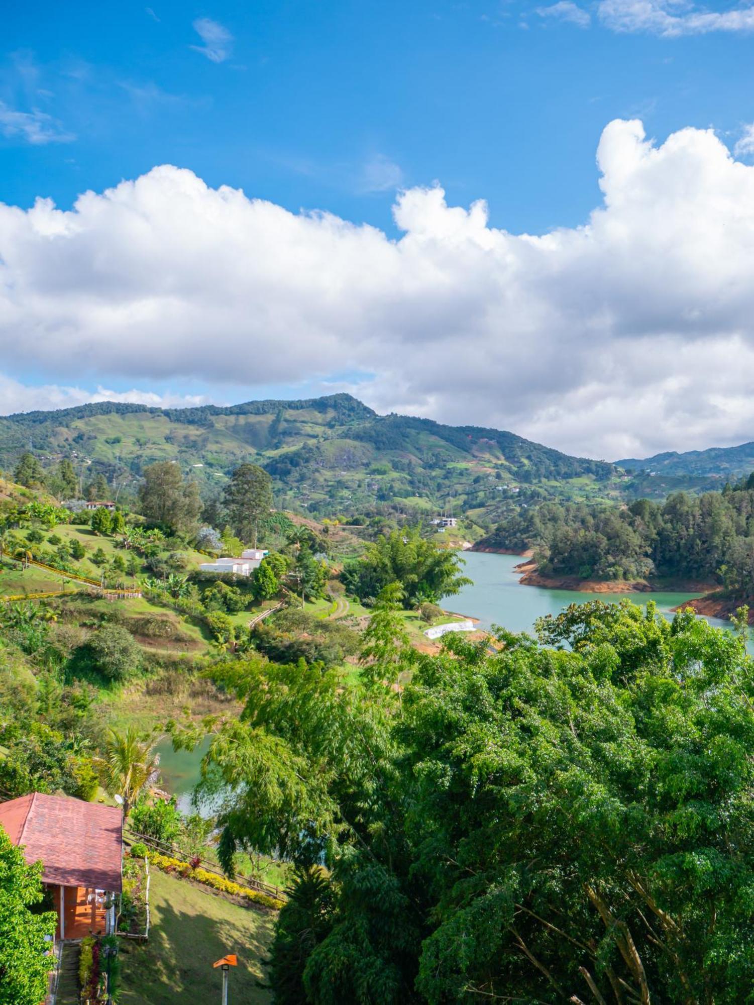 Descanso Bajo La Piedra Del Penol Guatapé Esterno foto