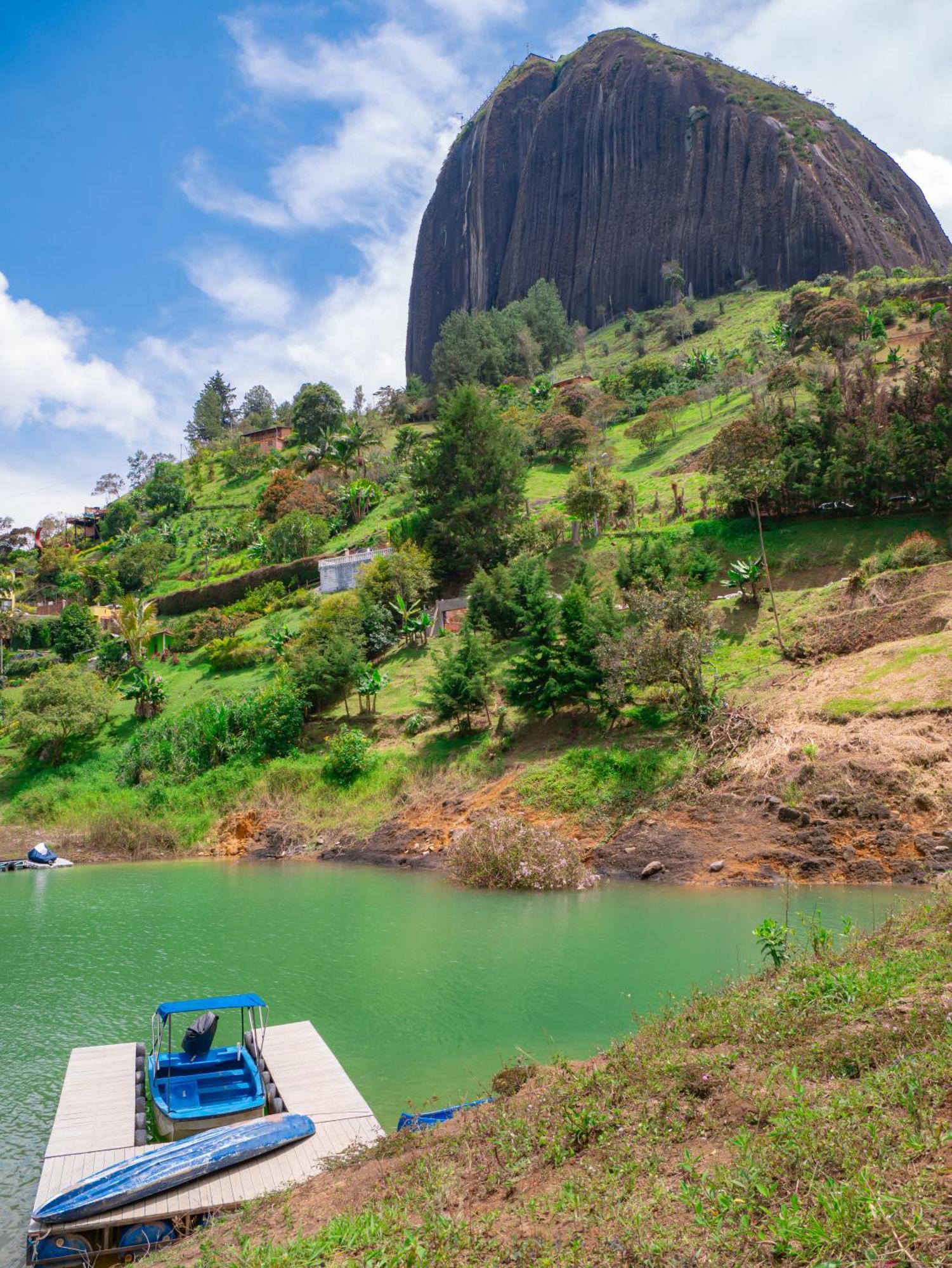 Descanso Bajo La Piedra Del Penol Guatapé Esterno foto